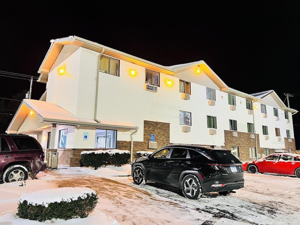 Super Inn by OYO Lansing MI photo 25