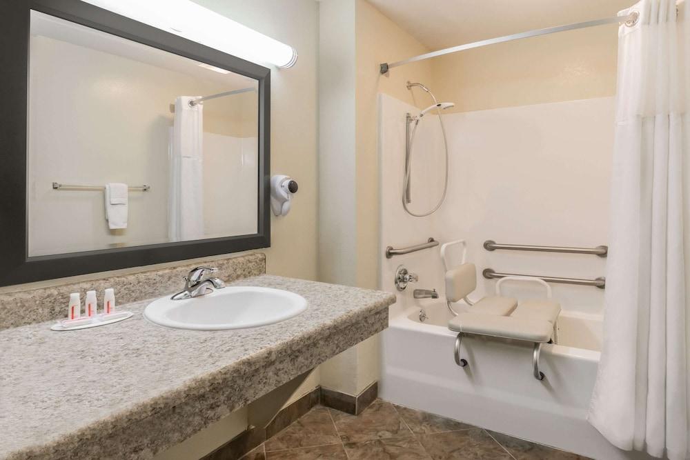 Days Inn by Wyndham Blakely photo 10