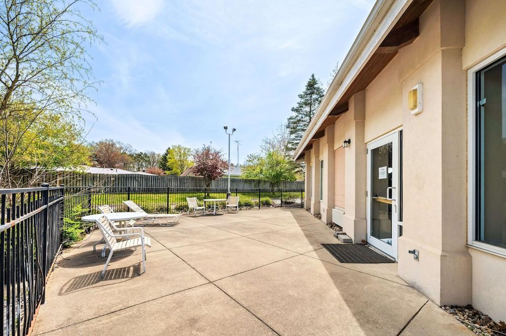 LakeWood Inn & Suites photo 11