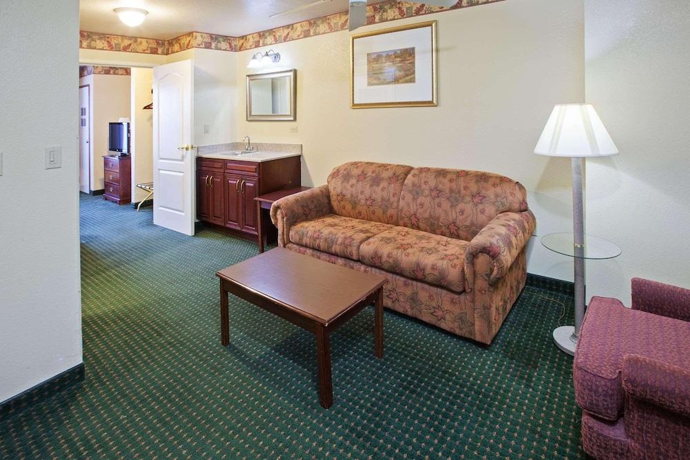 Country Inn & Suites by Radisson, Elkhart North photo 21