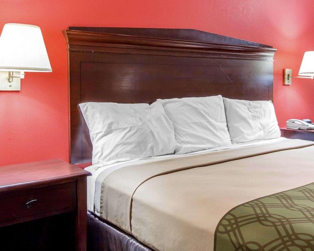 Econo Lodge Lanett photo 12