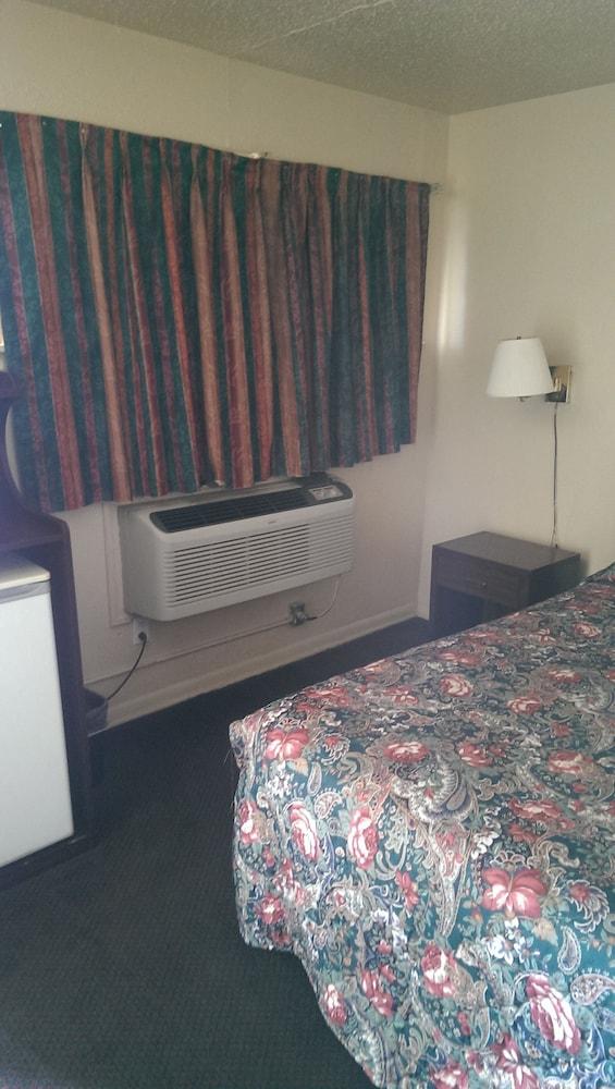Deluxe Inn photo 6
