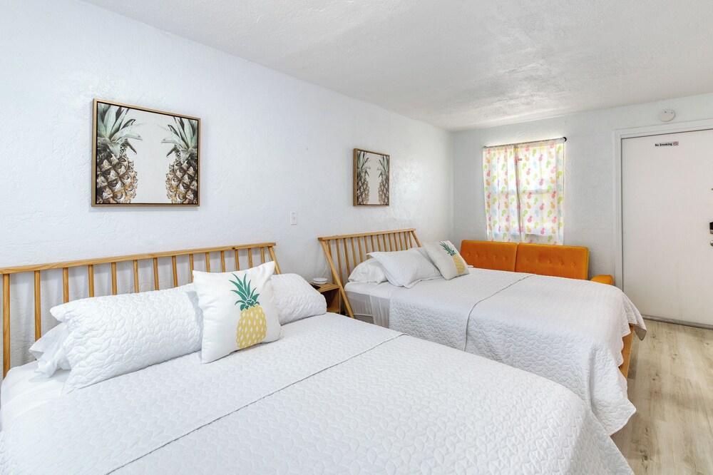 Pineapple Shores Retro Inn photo 2