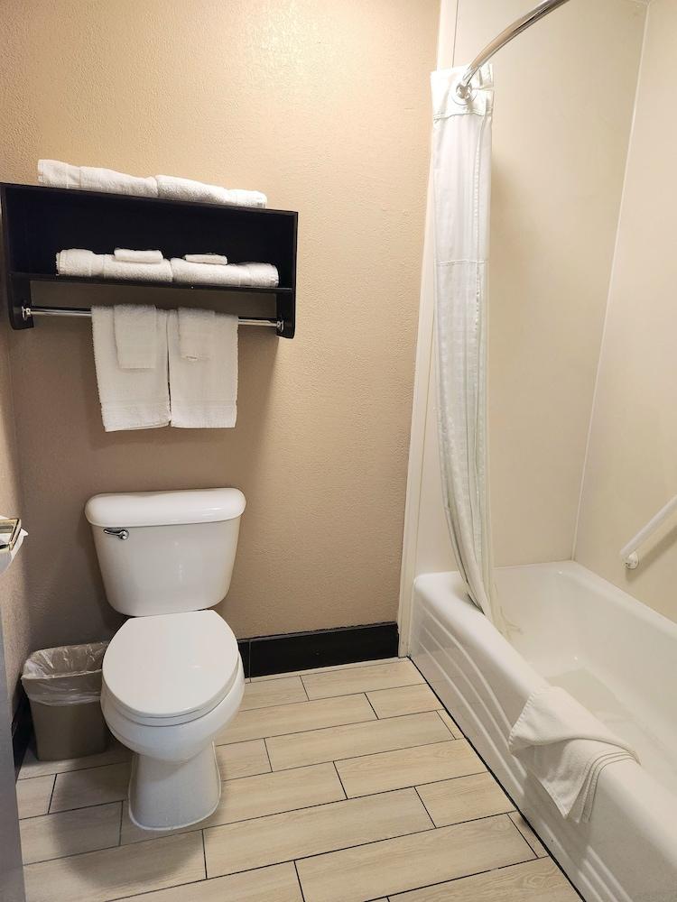 Days Inn by Wyndham Rosenberg photo 26