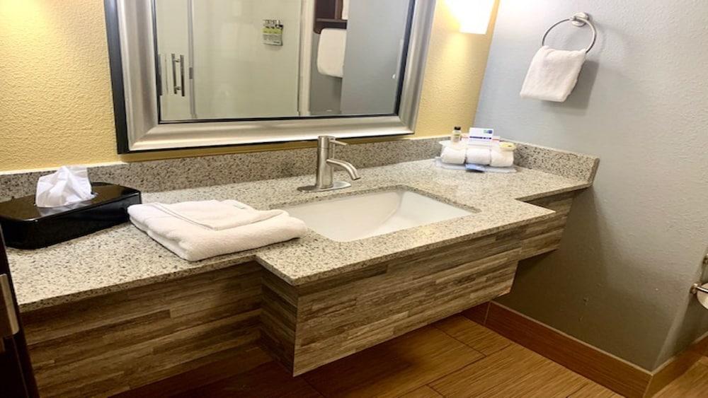 Holiday Inn Express & Suites Perry-National Fairground Area #34 by IHG photo 39