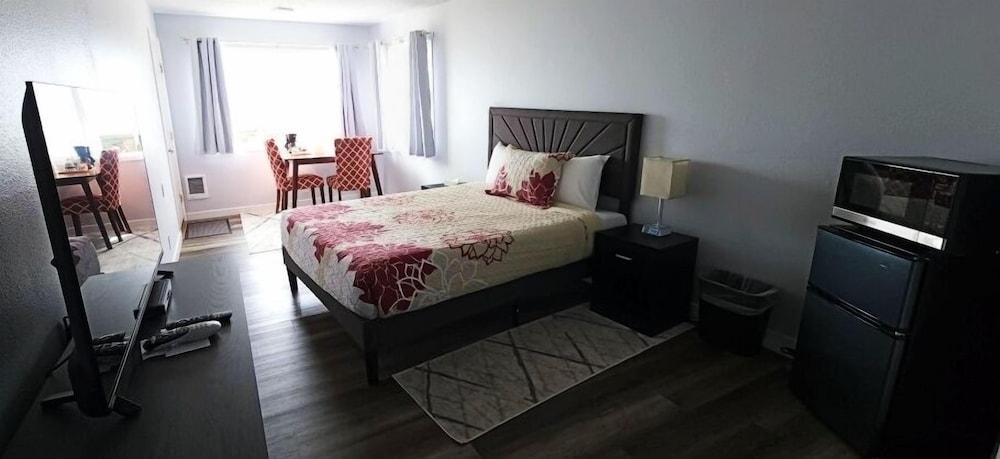 Silver Sands Motel photo 16