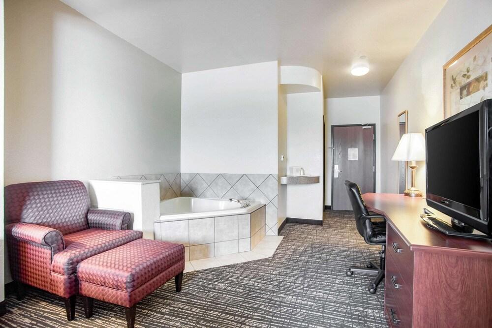 Quality Inn Parsons North photo 41