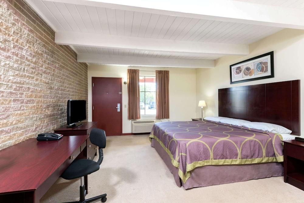 Super 8 by Wyndham Beaver Falls photo 10