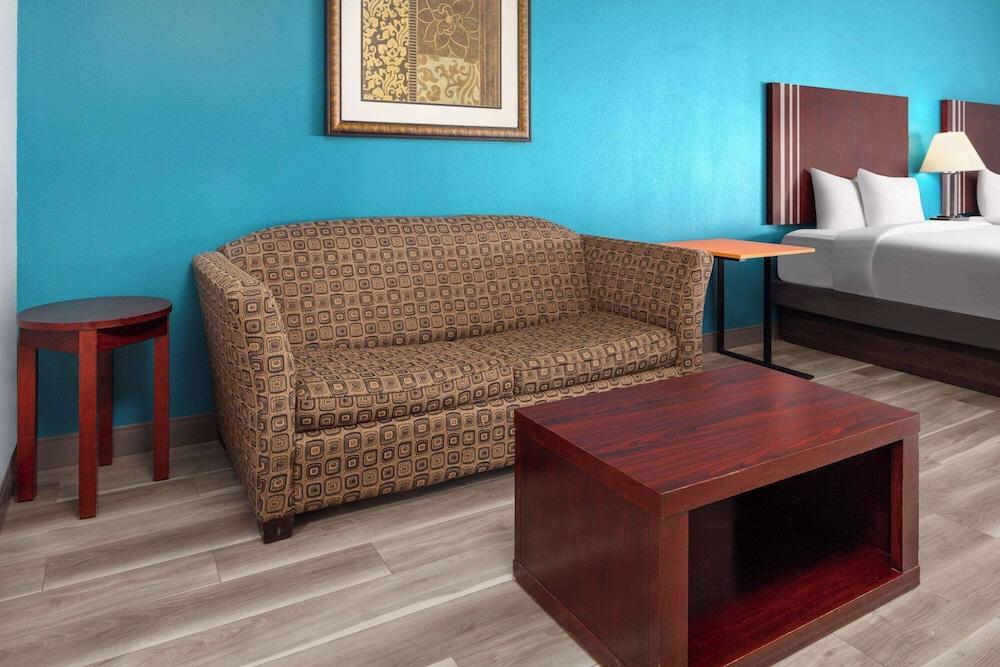 La Quinta Inn & Suites by Wyndham Woodward photo 15