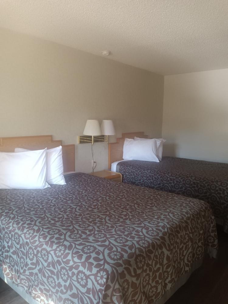Tree Inn & Suites Albuquerque. photo 13