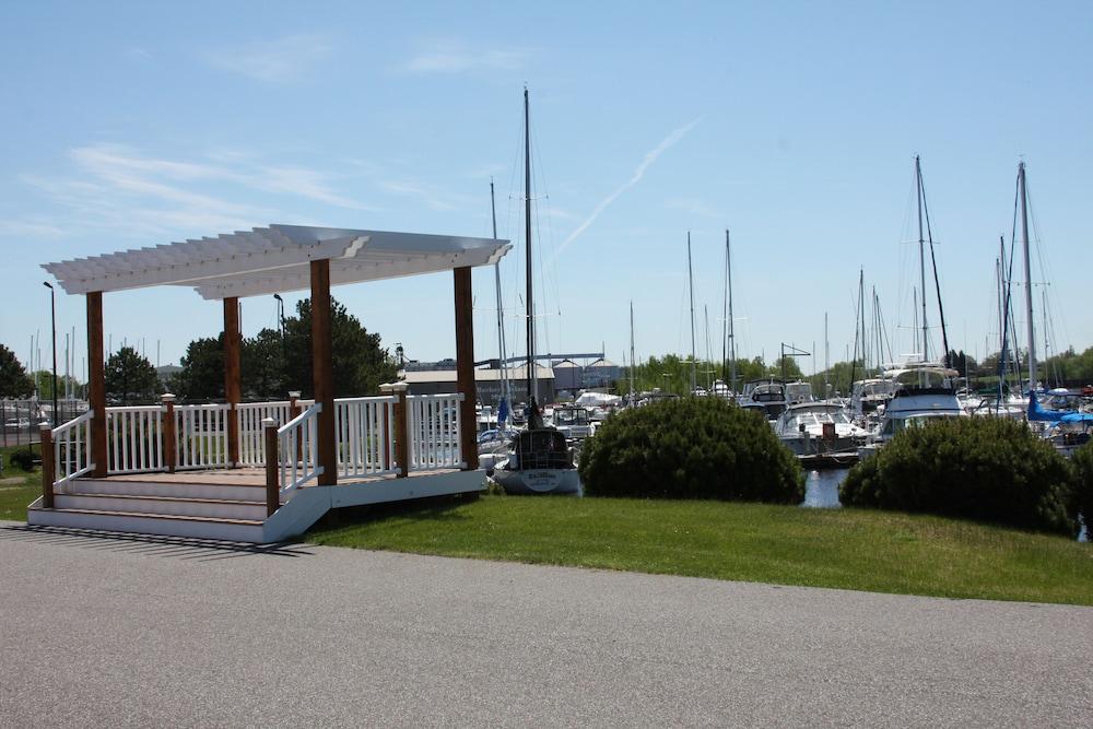 Barker's Island Inn Resort photo 34
