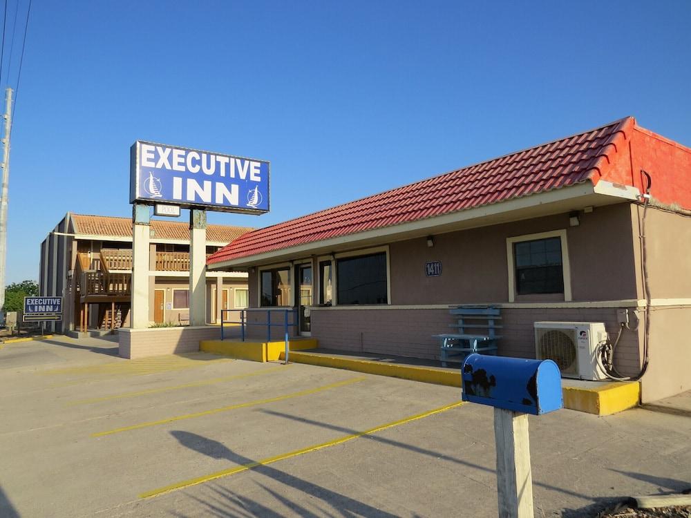 Executive Inn and Suites photo 44