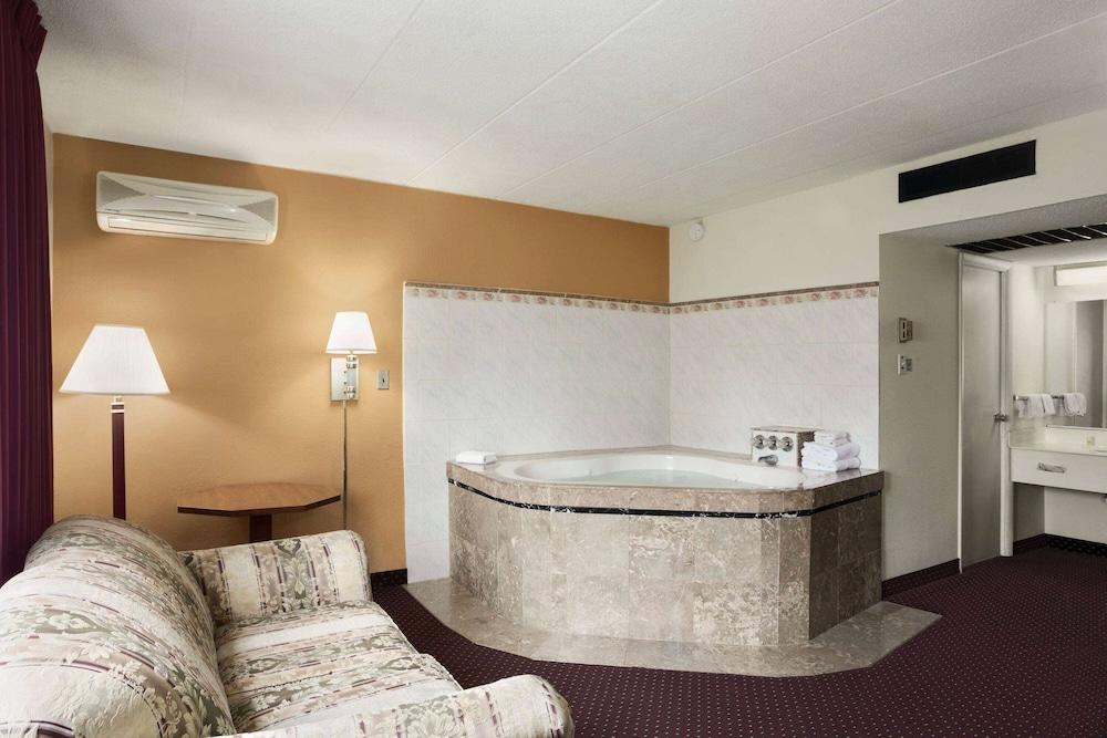 Ramada by Wyndham Pittsburgh/New Stanton photo 6