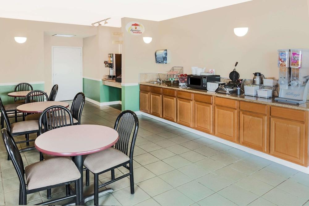 Super 8 by Wyndham Madison/Ridgeland Area photo 22