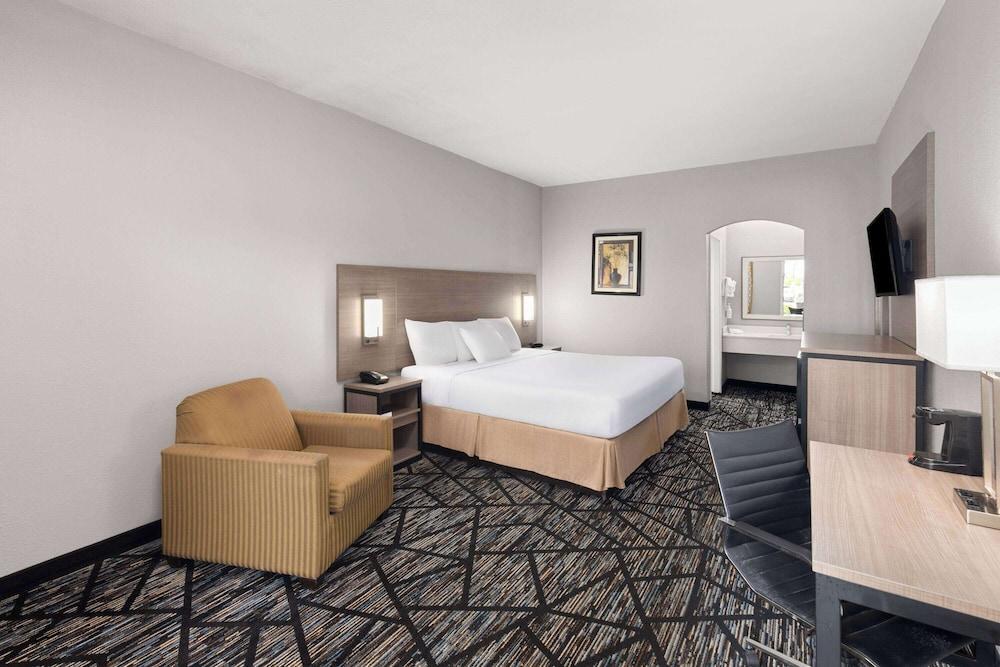 Baymont by Wyndham Mobile/Tillmans Corner photo 28