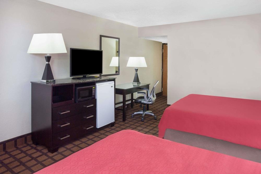 Super 8 by Wyndham Chicago IL photo 5