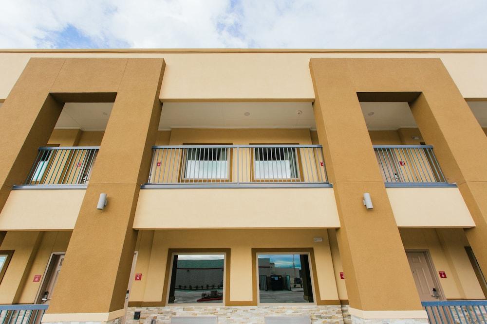 Budget Host Inn and Suites photo 31