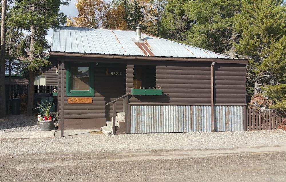 Yellowstone Wildlife Cabins photo 1