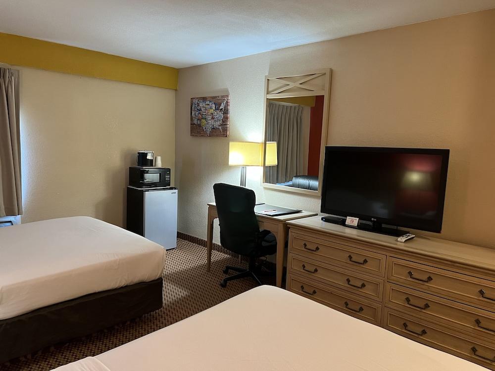 Econo Lodge Inn & Suites Walnut photo 22