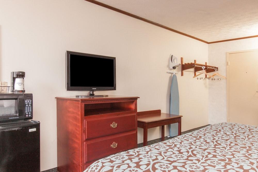 Schenectady Inn & Suites photo 16