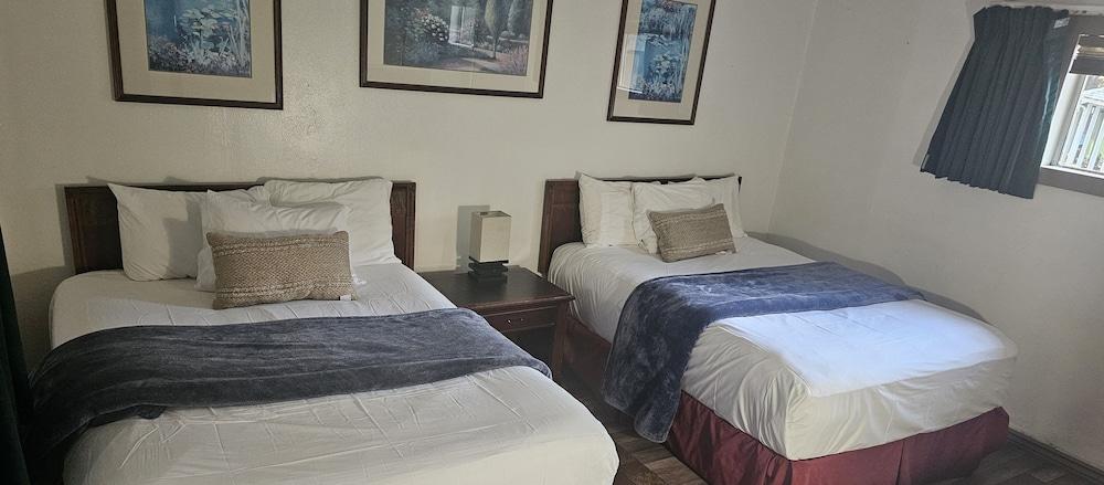 Cedar Lodge Motel photo 30