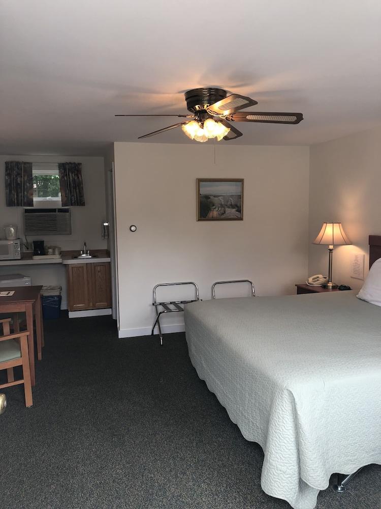 Cromwell Harbor Motel photo 25