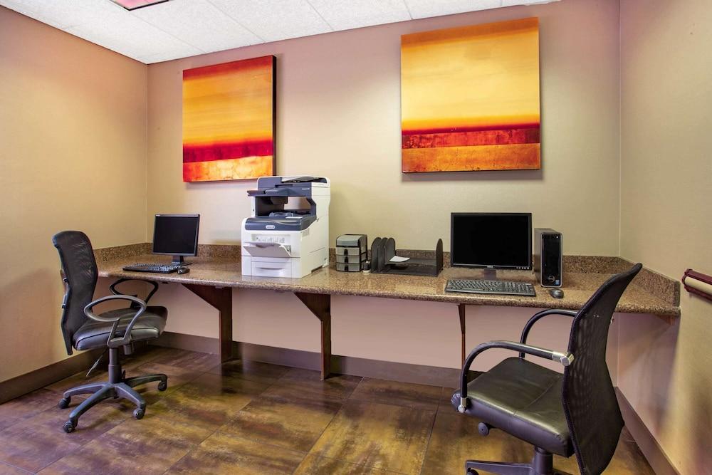Holiday Inn Express & Suites Phoenix Midtown by IHG photo 70