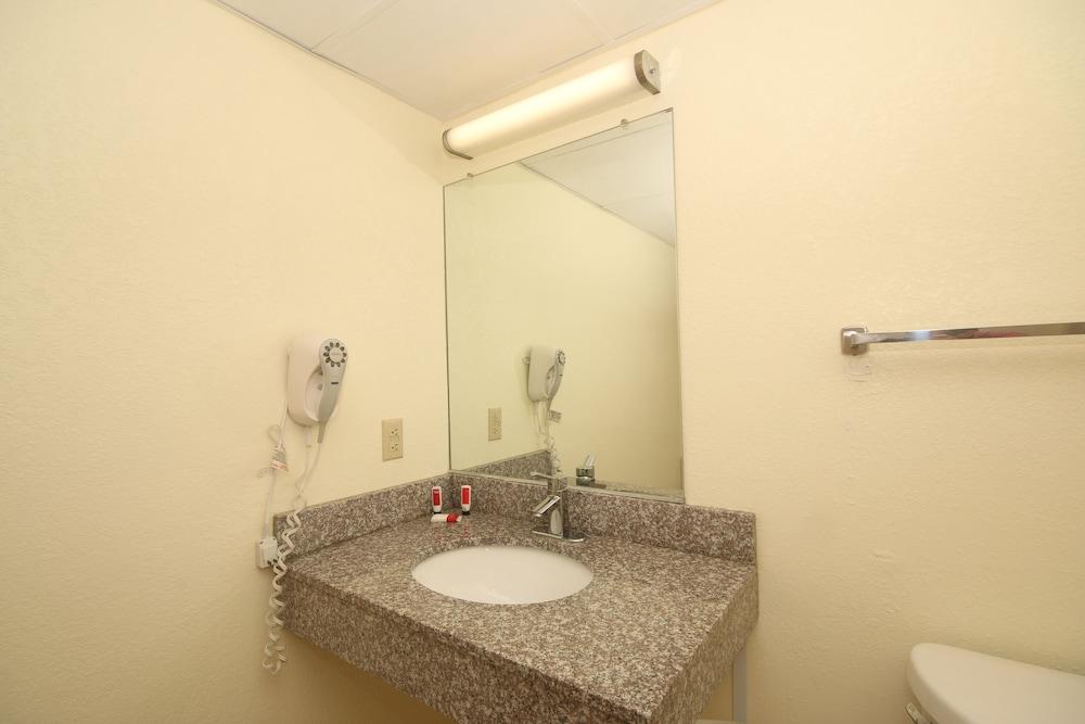 Hamilton Inn Jonesville NC photo 30