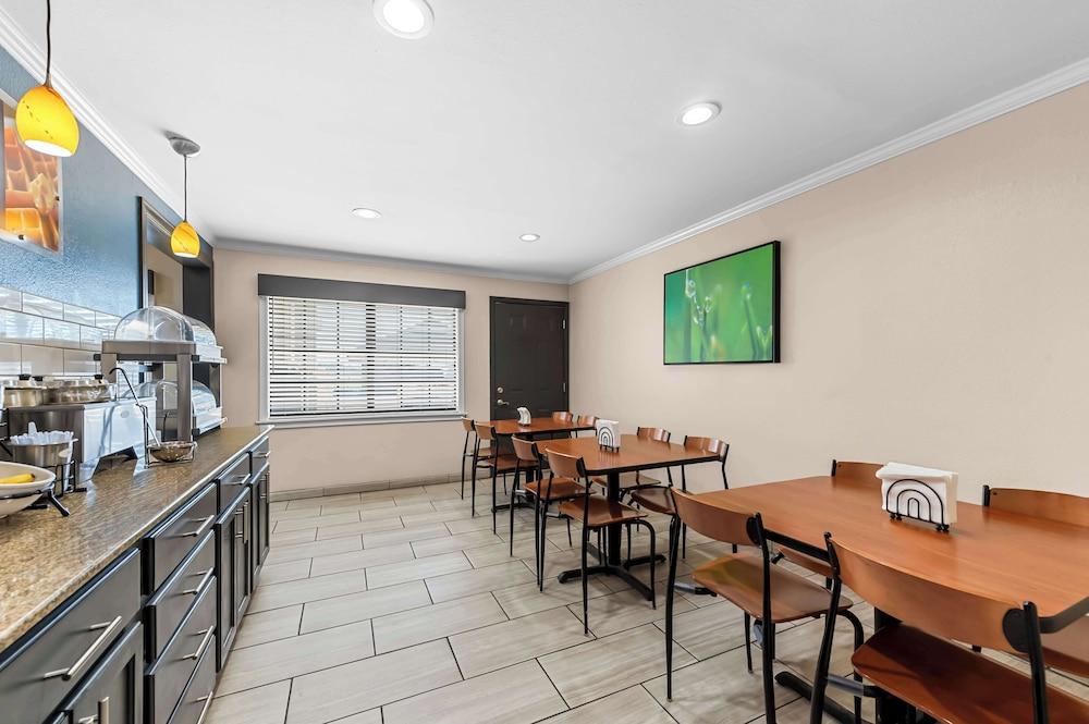 Best Western Delhi Inn photo 27