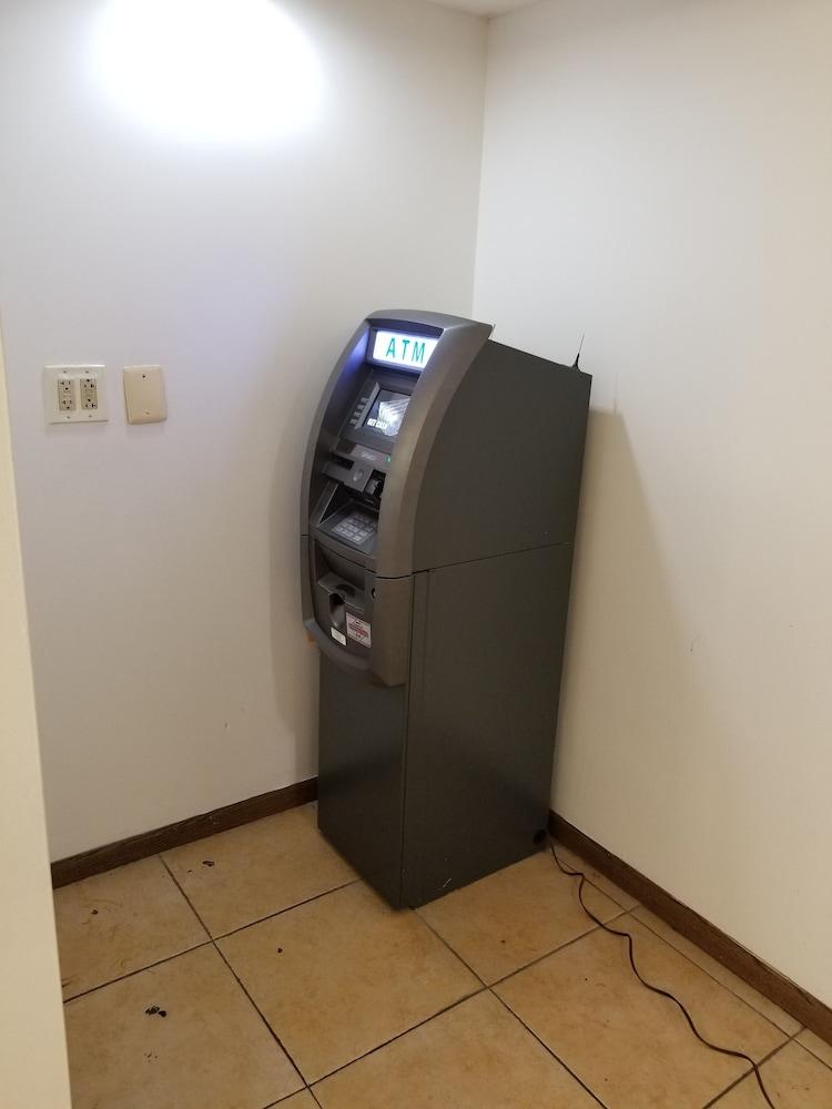 Travelodge by Wyndham Lansing IL photo 4