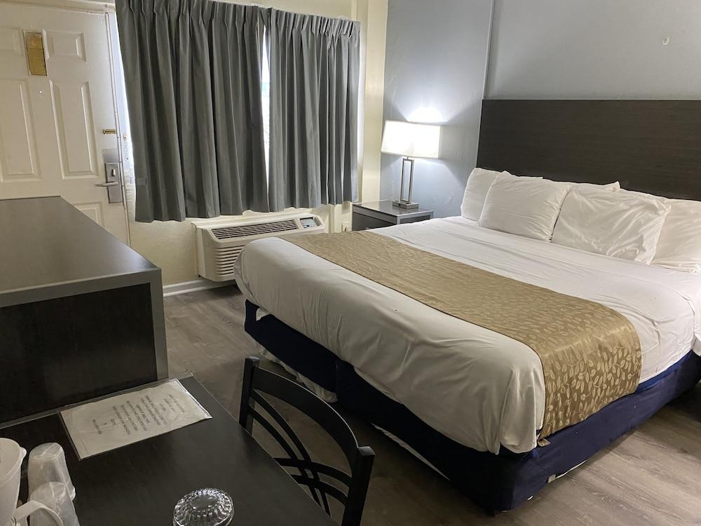 Red Carpet Inn & Suites photo 8