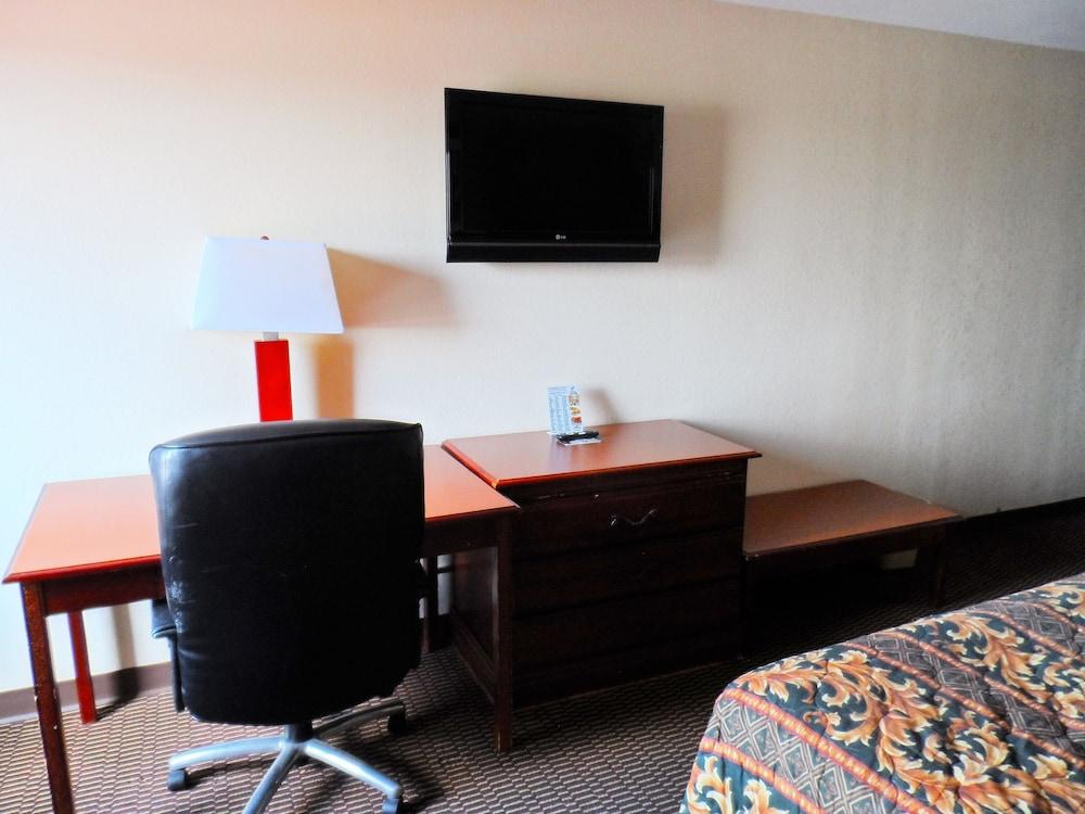 Courtesy Inn photo 8