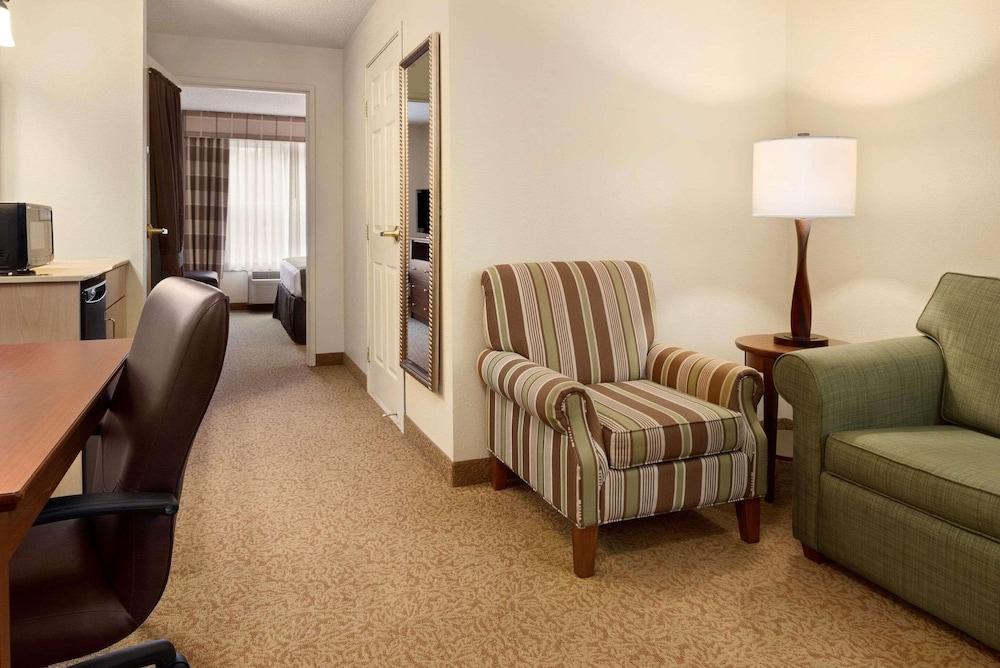 Country Inn & Suites by Radisson, Stevens Point, WI photo 9