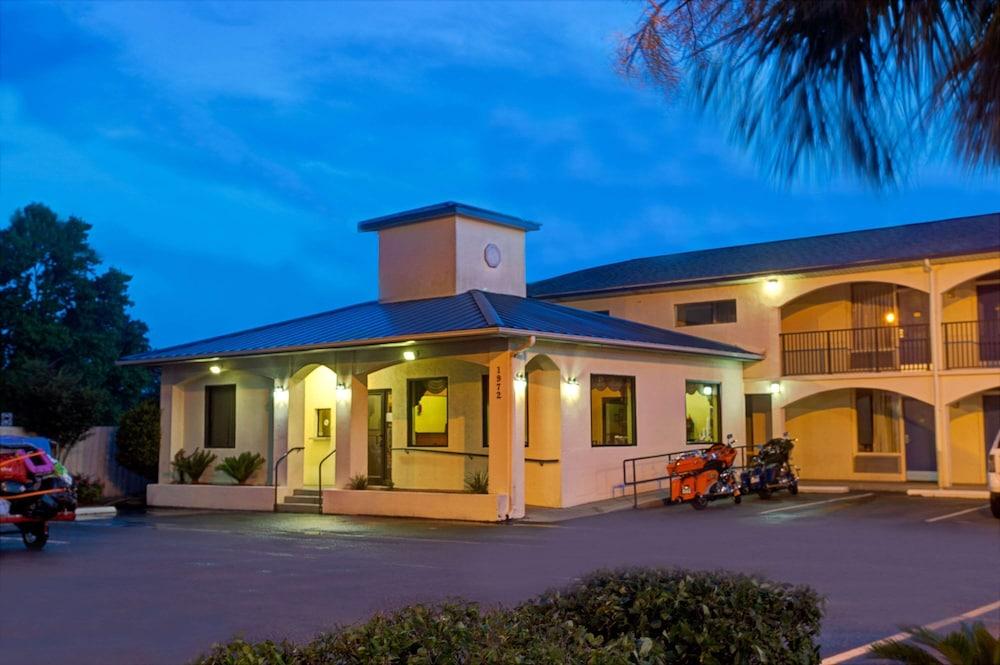 Super 8 by Wyndham Walterboro photo 1