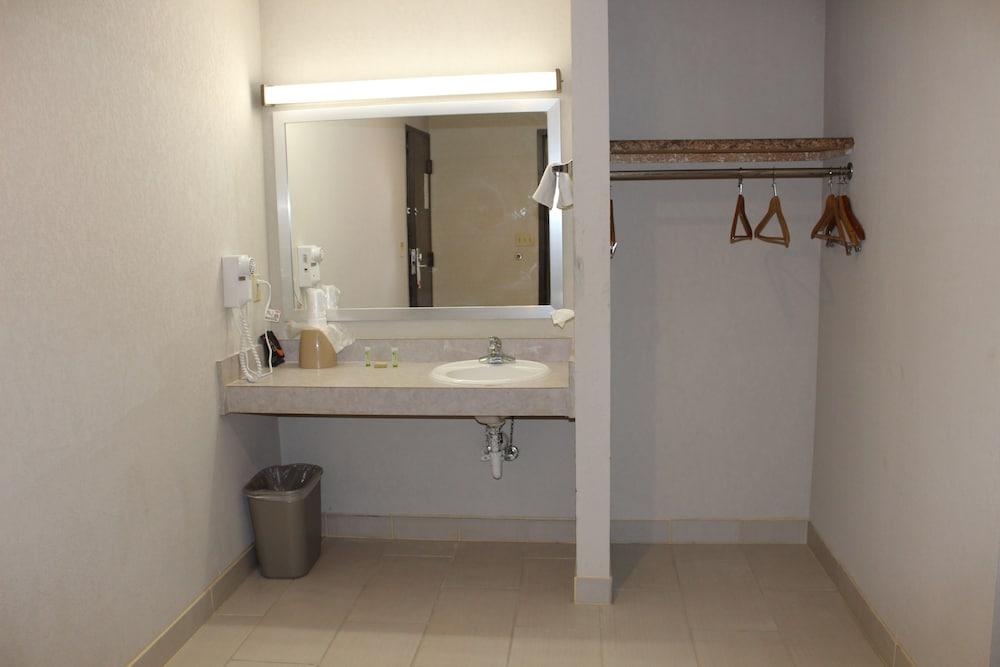 Super 8 by Wyndham Missouri Valley photo 21