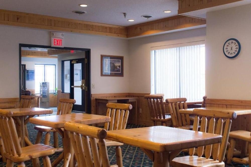 White Oak Inn & Suites photo 43