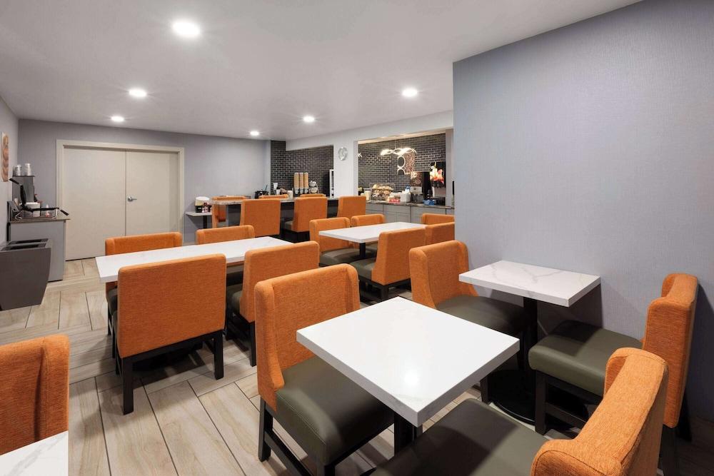 La Quinta Inn by Wyndham Sheboygan photo 30
