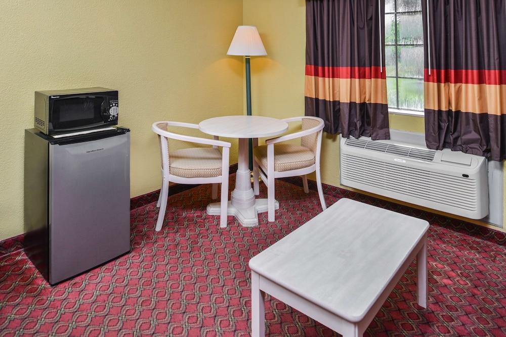 Americas Best Value Inn Houston at FM 1960 & I-45 photo 15