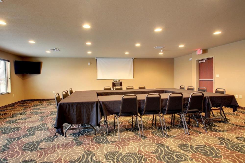 Stanton Inn & Suites photo 8