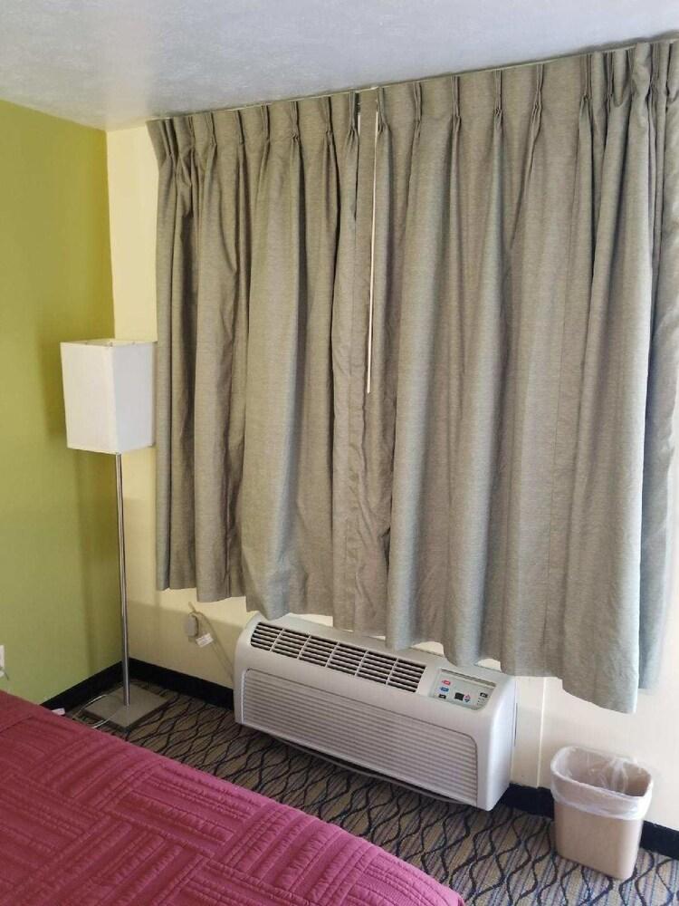 Economy Inn & Suites photo 6