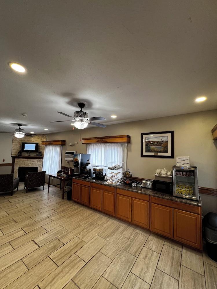 Magnuson Hotel Country Inn photo 44