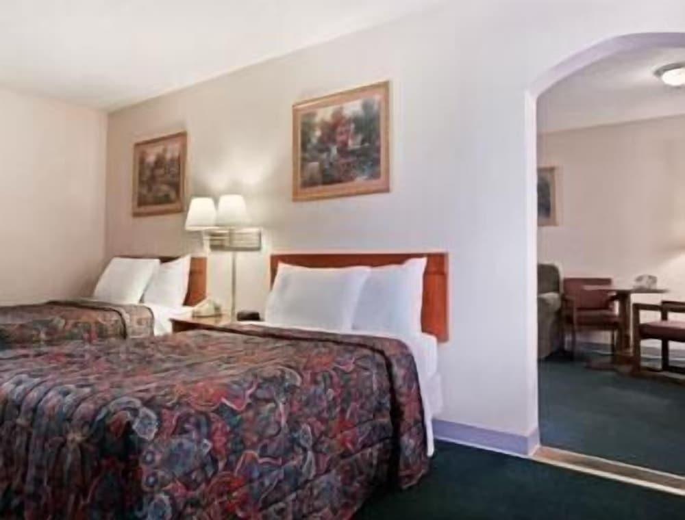Days Inn & Suites by Wyndham Terre Haute photo 25