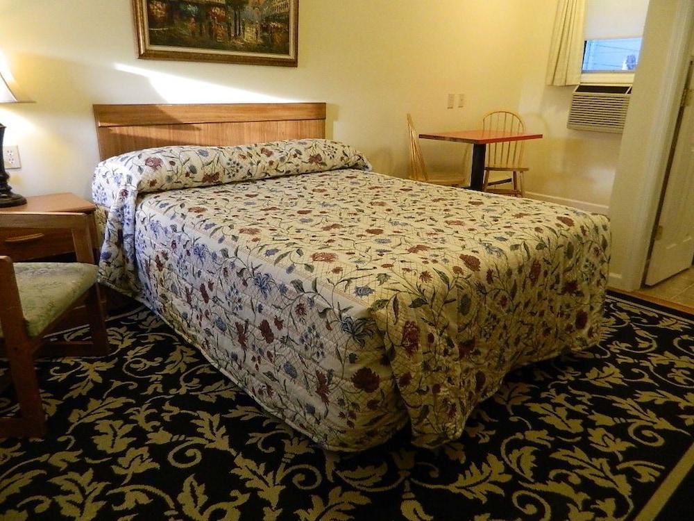 Twin Oaks Motel photo 6