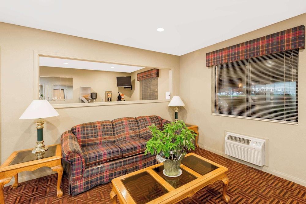Super 8 by Wyndham Chanute photo 2