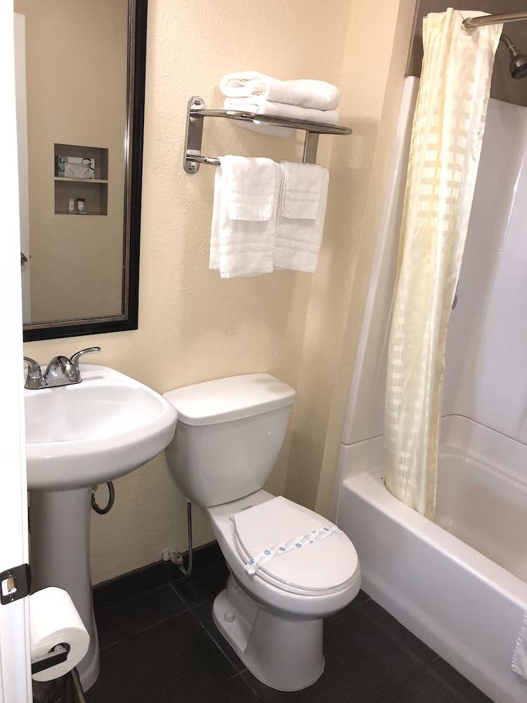 Lamplighter Motel photo 18