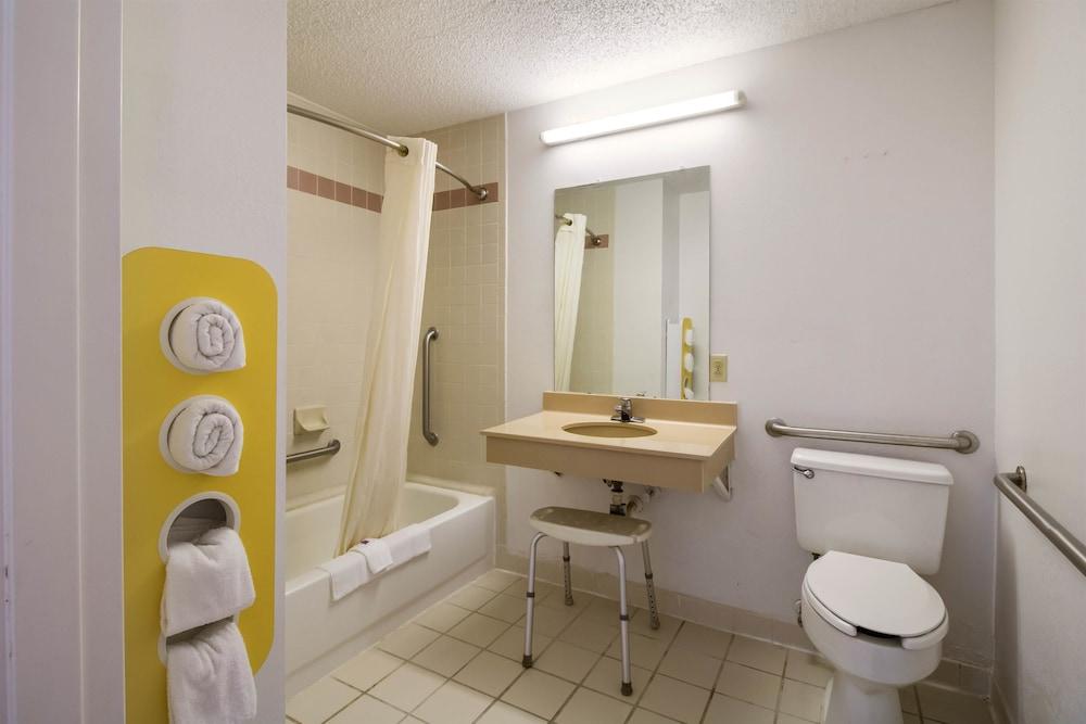 Econo Lodge photo 26