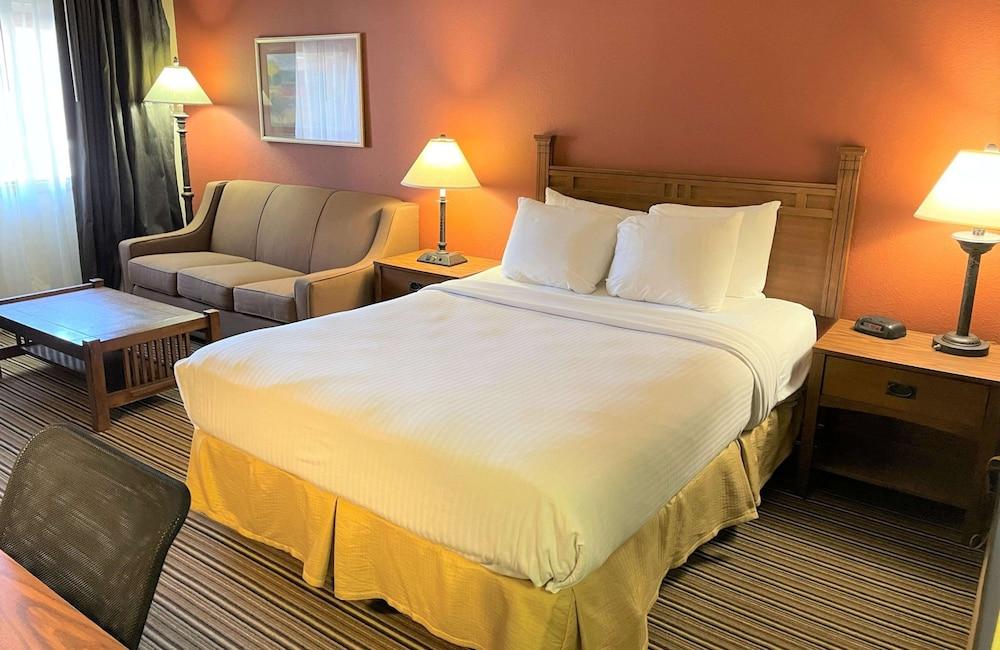 Crossroads Hotel and Event Center photo 43