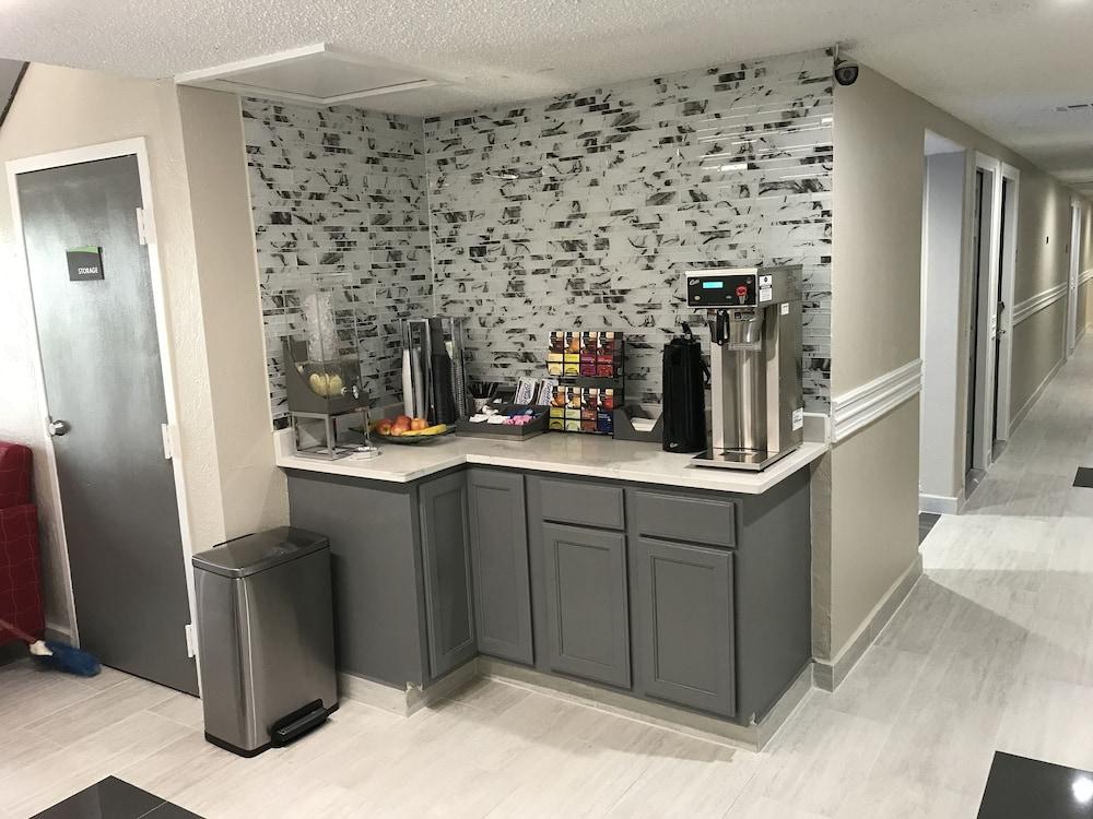 Hometown Inn & Suites photo 40