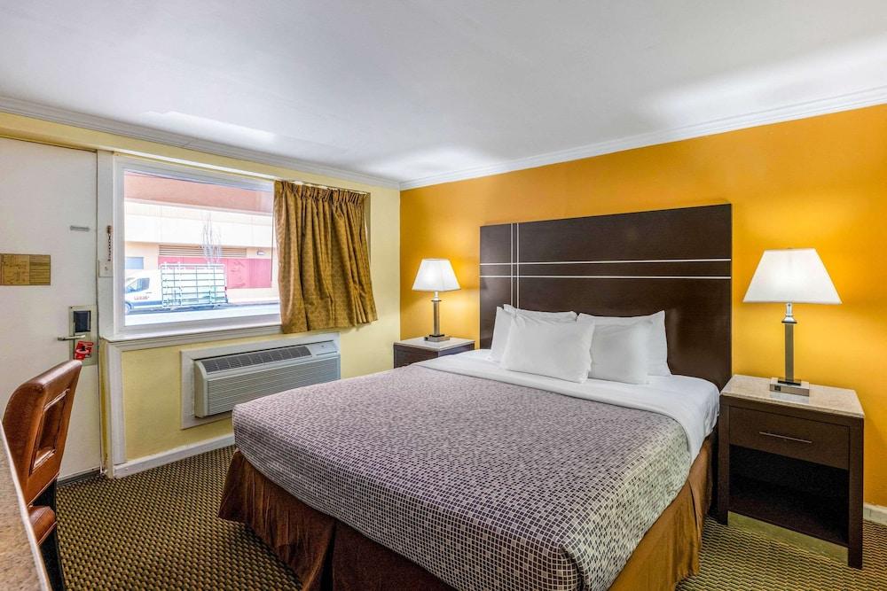 Econo Lodge Beach and Boardwalk photo 19