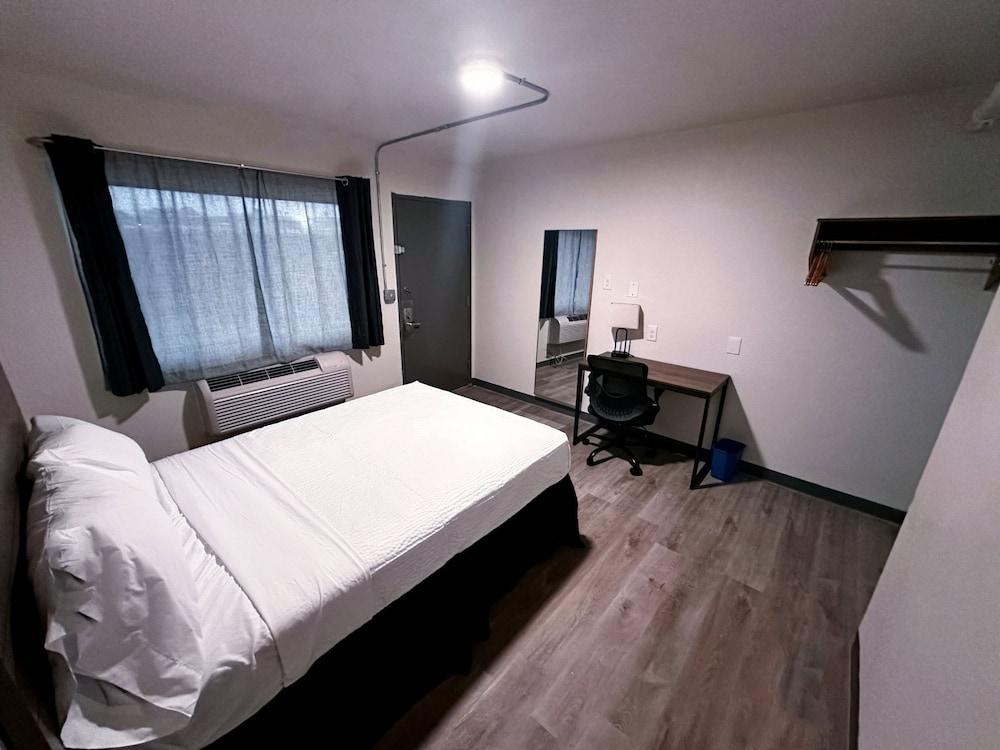 Studio City Suites, A Travelodge By Wyndham photo 17